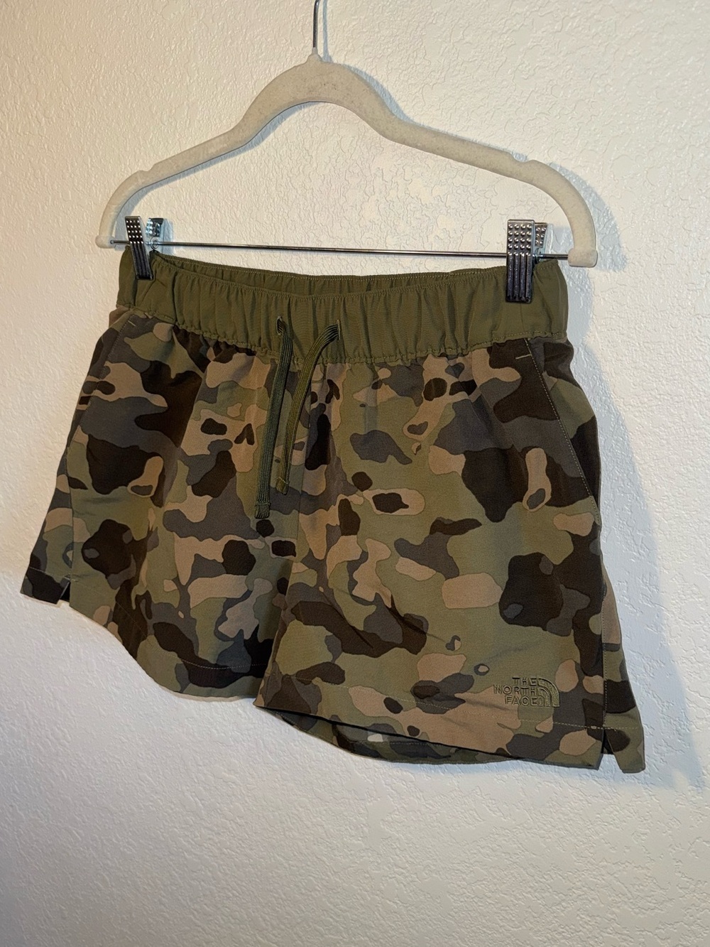 The North Face Green Camo Print Tie Waist Nylon Athletic Shorts Size Small